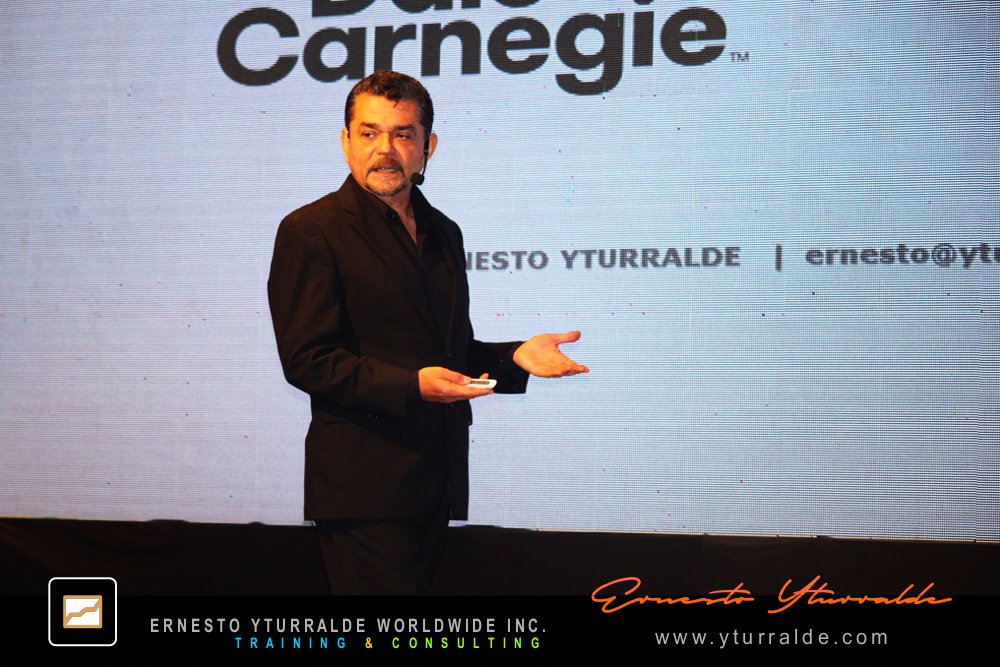 Ernesto Yturralde durante una charla inspiradora para equipos directivos en convenciones empresariales