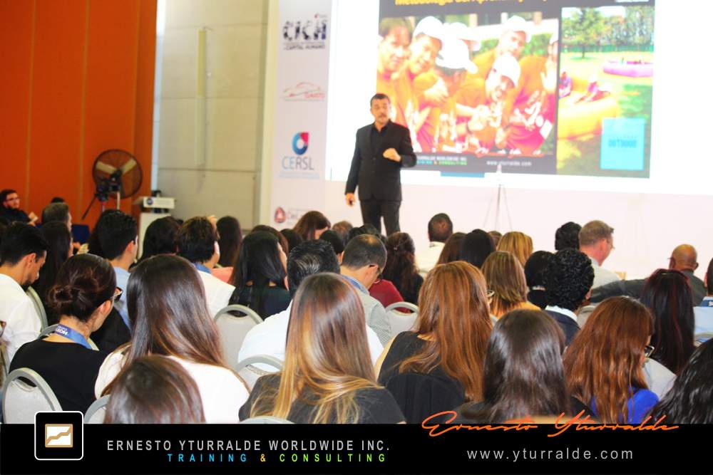 Ernesto Yturralde durante una charla inspiradora con enfoque en storytelling y transformación organizacional