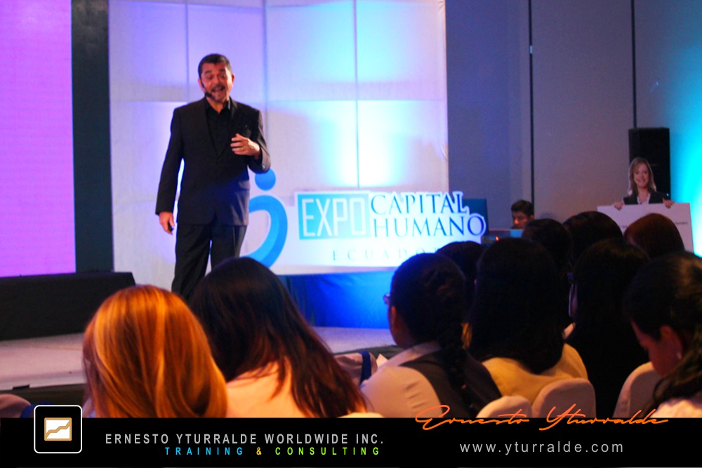 Ernesto Yturralde facilitando conferencias inspiradoras con storytelling para congresos y encuentros organizacionales